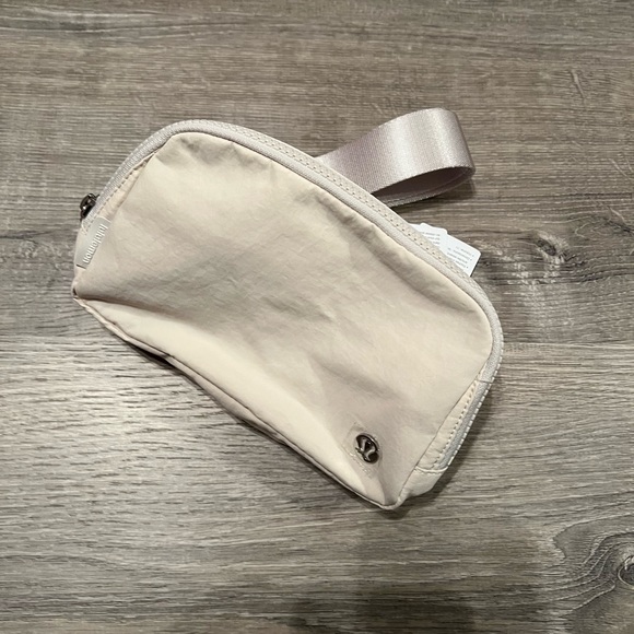 lululemon athletica Handbags - *Last1*NWT Lululemon Everywhere Belt Bag - White